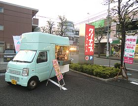 水色の車体が特徴のクレープの食品移動販売車