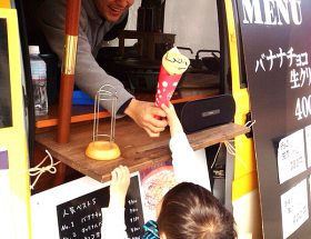 お子様にクレープをプレゼントする様子