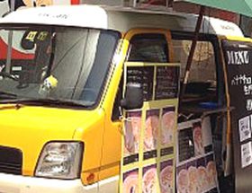 携帯ショップ前に設置されたクレープの食品移動販売車