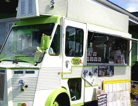 見た目が特徴的なクレープの食品移動販売車