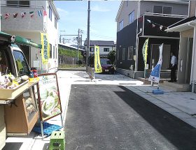 住宅現地販売会場の一角に設置されたメロンパンのケータリングカー