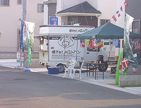 焼き立てメロンパンを提供したケータリングカー