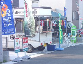 現地販売会にて住宅地の一画に停めたメロンパンのケータリングカー