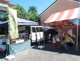 焼き立てメロンパンをプレゼントした食品移動販売車