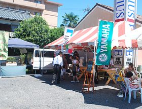 メロンパンを食べてもらうコーナーにみえるお客様の様子