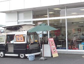 携帯ショップの前に設置したアイスクリームのケータリングカー