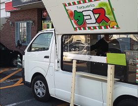 ワンハンドで食べられるタコスを販売した移動販売車