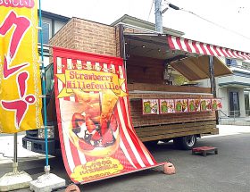 タコスとクレープの移動販売車