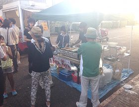 たこ焼きコーナーに並ぶお客様の様子