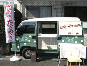 携帯ショップ前に設置されたたこ焼きの食品移動販売車