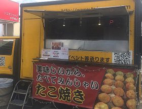 ショップ前に停められたたこ焼きの移動販売車