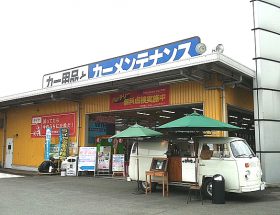 カー用品店の入り口に設置されたワッフルの移動販売車
