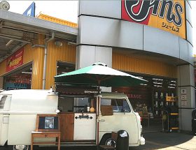 自動車用品店に出張したおしゃれなワッフルの食品移動販売車