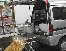 焼き芋の移動販売車