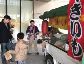 焼き芋をプレゼントした移動販売車