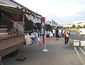 焼き鳥の移動販売車とお祭りにみえた方の様子