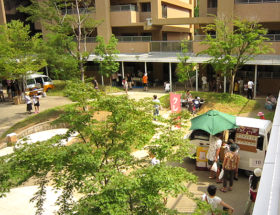 クレープのケータリングカーを派遣したマンションの中庭