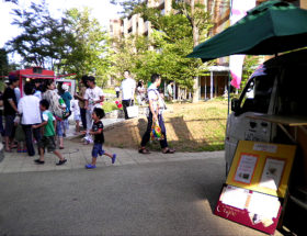 マンションの親睦会に出張したクレープのケータリングカー