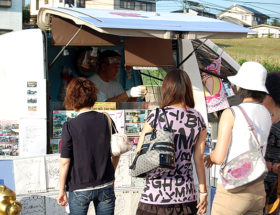 リニューアルオープンイベントでクレープを振る舞ったケータリングカー