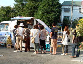 クレープをもらうために並んでいるお客様