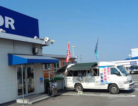 中古車ディーラー前に出店したかき氷の移動販売車