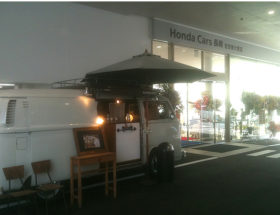 リニューアルオープンイベントでワッフルをご提供したケータリングカー