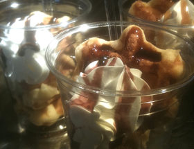 来店者特典としてお召し上がりいただいたできたてのワッフル