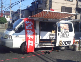 ホルモン焼きや富士宮やきそばなどのB級グルメを販売した移動販売車