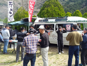 障害者支援施設に出張したケータリングカー