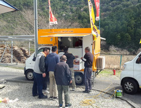 施設利用者や地域住民に昼食となるメニューをご提供した移動販売車