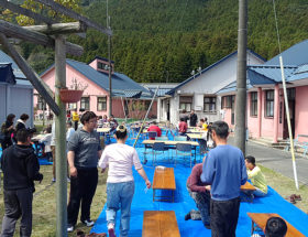 ブルーシートが敷かれた飲食スペース