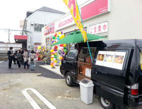 携帯ショップ前に駐車したクレープの移動販売車