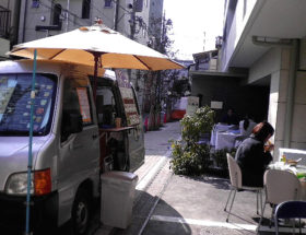 新築マンション内覧会の参加者にクレープを提供した移動販売車