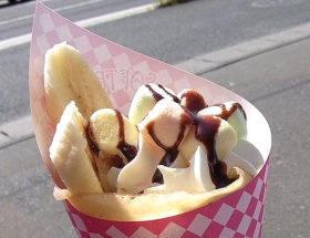 自動車の展示会に移動販売車で出張してご提供した甘いクレープ