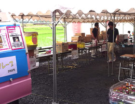 フードコーナーの一画に駐車してクレープをお渡しした移動販売車