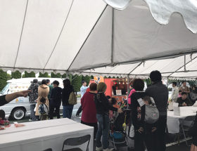 クレープのケータリングカーの前に並ぶ来場者