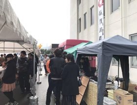 たこ焼きや肉巻きおにぎりをお渡しするテントの前に並ぶお客様