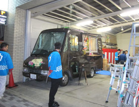 電設資材メーカーの駐車場に停めたハンバーガーの移動販売車