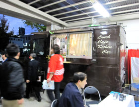 ハンバーガーとチーズバーガーをご提供した移動販売車と飲食コーナー