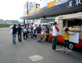 ホットドッグとクレープの移動販売車