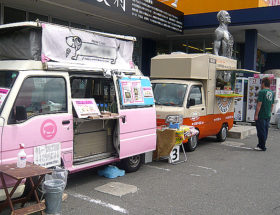 かわいい見た目のクレープとホットドックの移動販売車