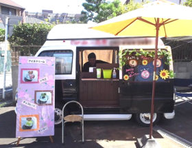 リフォーム会社に出張したアイスクリームの移動販売車