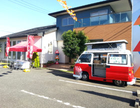 埼玉県さいたま市の展示場に出張したメロンパンの移動販売車