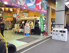 ガレージ内でメロンパンをお配りした移動販売車