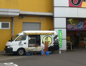 焼き立てメロンパンを来店者にプレゼントした移動販売車