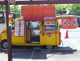 薄焼き卵のトッピングサービスもした焼きそばの移動販売車