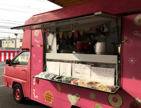 温かいうどんの移動販売車