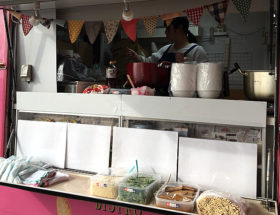 トッピングを選べるうどんをご提供した移動販売車