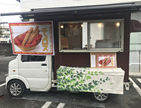 携帯ショップの駐車場でチュロスを提供した移動販売車