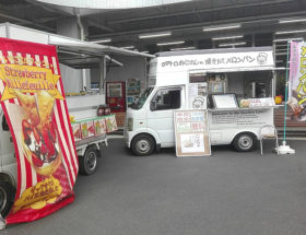 クレープとメロンパンの移動販売車